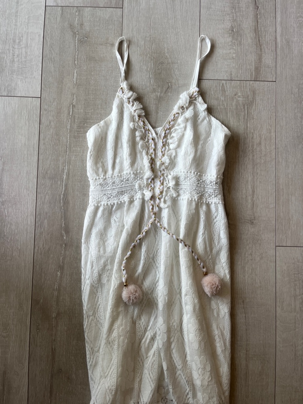 NWT CUPSHE WHITE LACE COVERUP DRESS GOLD BRAID DETAIL FLAWLESS NEVER WORN SZ M